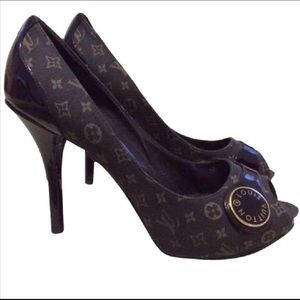 Louis Vuitton brown monogram heels pump